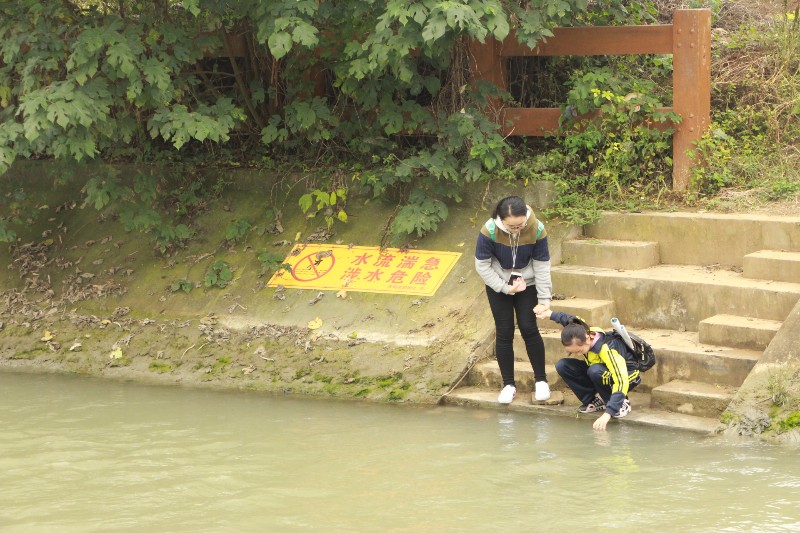 环院青工成功开展青龙湖测水活动